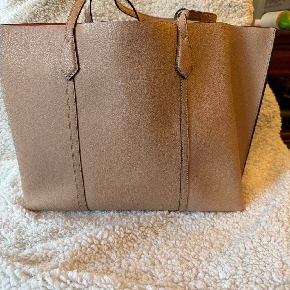 Tory Burch Tan Tote Bag with Timeless Elegance and Spacious Design